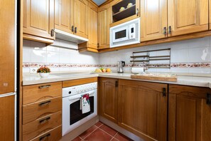 Jääkaappi, mikroaaltouuni, astianpesukone, kahvin-/teenkeitin