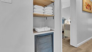Et moderne badeværelse med bruser, toilet og vask.