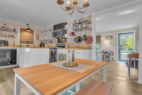 Fridge, microwave, oven, stovetop. Pets Welcome! Steps to the water on Bogue Sound!