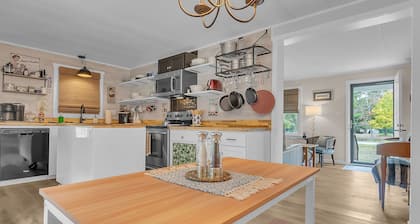 Pets Welcome! Steps to the water on Bogue Sound!