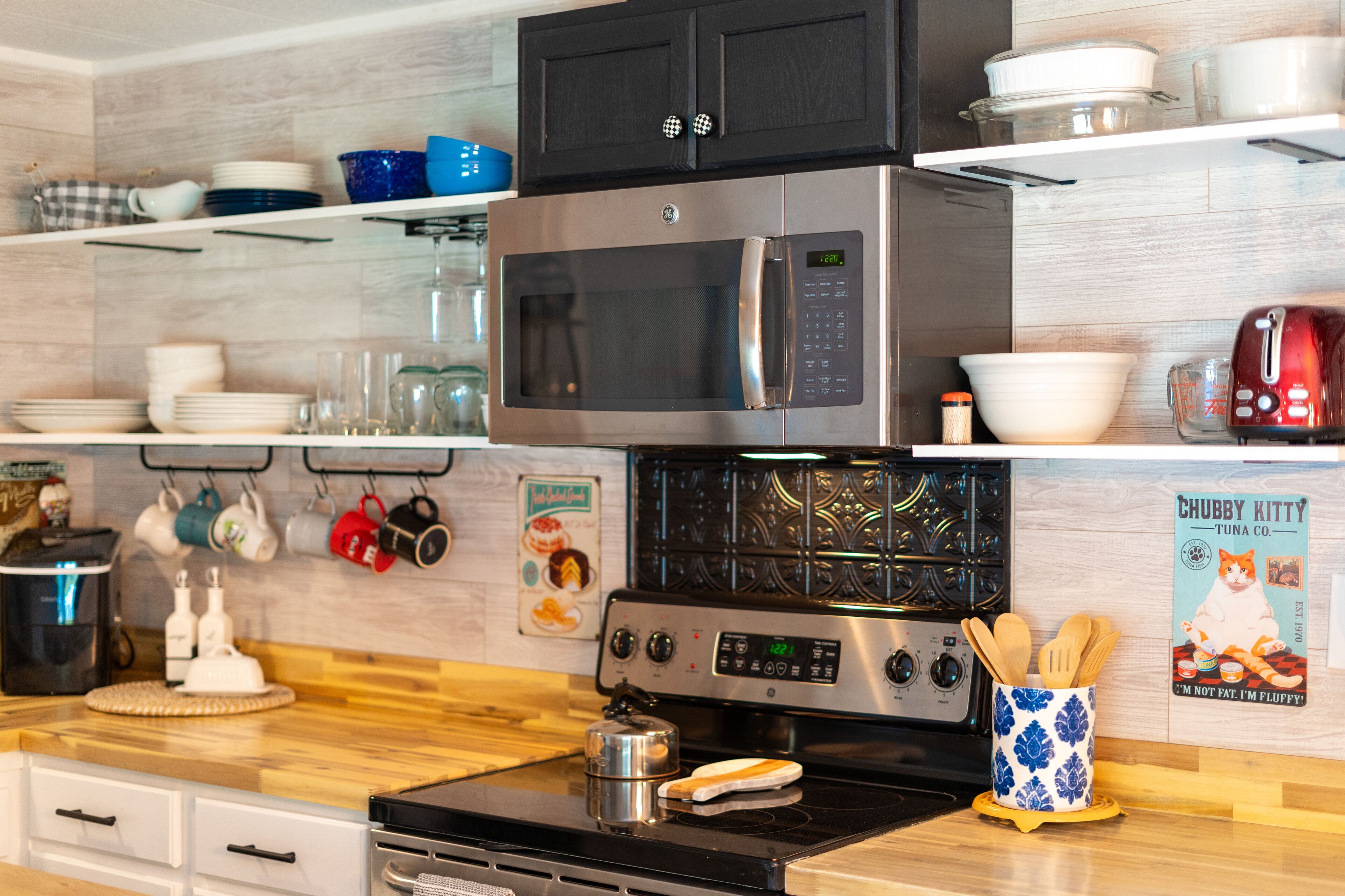 Geladeira, micro-ondas, fogão, cooktop