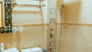 Un baño con inodoro, lavamanos y ducha.
