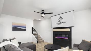 Smart-TV, Kamin, Tischtennisplatte, Bücher