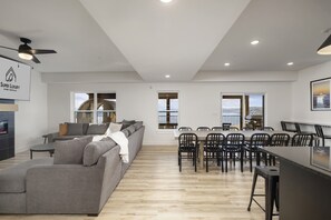 スマートテレビ、暖炉、卓球台、書庫