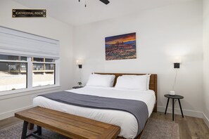 7 室のベッドルーム、デスク、アイロン / アイロン台、旅行用ベビーベッド