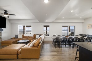 スマートテレビ、暖炉、卓球台、書庫