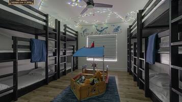 7 habitaciones, escritorio y tabla de planchar con plancha