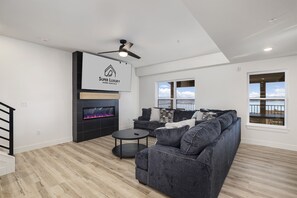 Smart TV, fireplace, ping pong, books