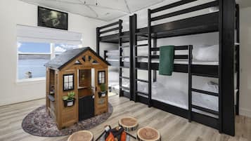 7 bedrooms, desk, iron/ironing board, travel crib