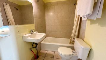 Basic Room | Bathroom