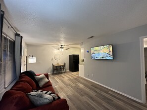 Living area - Piney Woods 6 - King Bed (Texarkana)