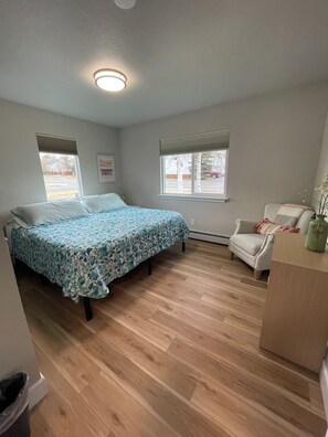 3 habitaciones, tabla de planchar con plancha y cuna de viaje 