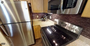 Jääkaappi, mikroaaltouuni, uuni, liesi