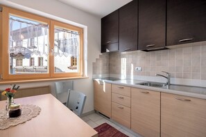 Refrigerador, placa de cocina, cafetera/tetera, tostadora