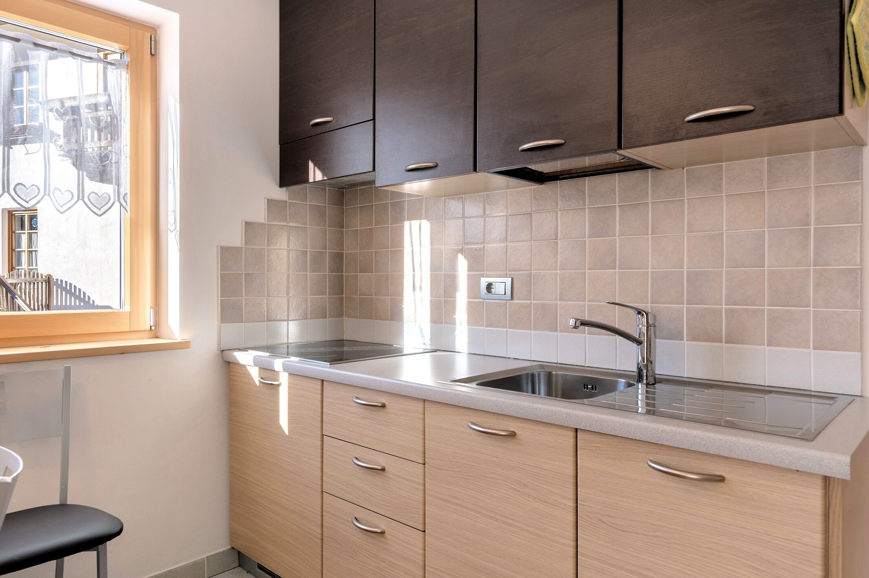 Kühlschrank, Herdplatte, Wasserkocher mit Kaffee-/Teezubehör, Toaster