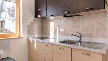 KĂŒhlschrank, Herdplatte, Wasserkocher mit Kaffee-/Teezubehör, Toaster