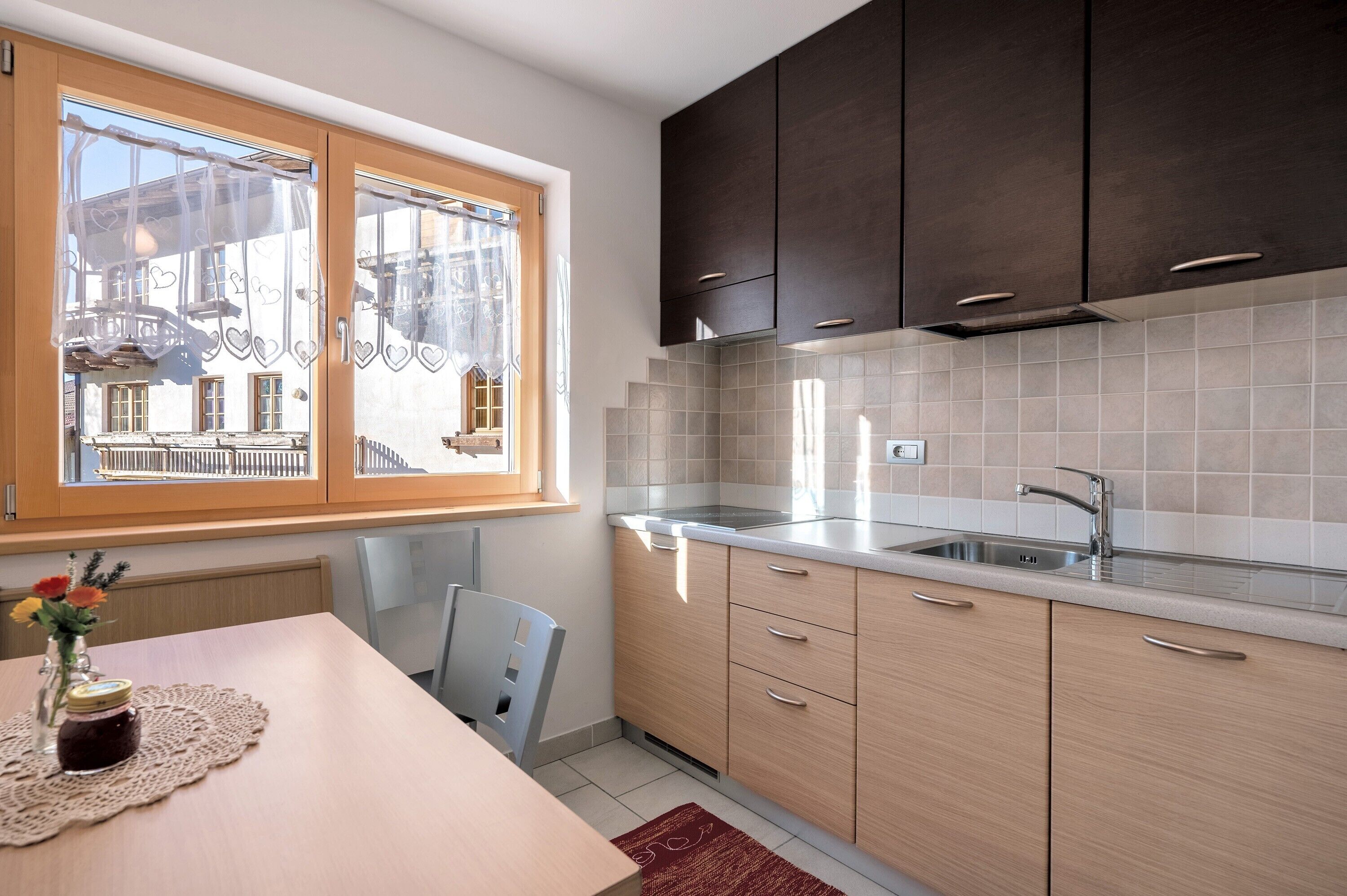 Kühlschrank, Herdplatte, Wasserkocher mit Kaffee-/Teezubehör, Toaster