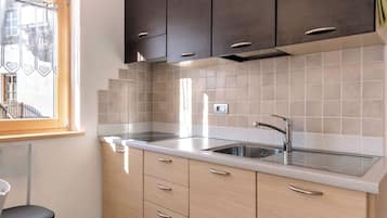 Fridge, stovetop, coffee/tea maker, toaster