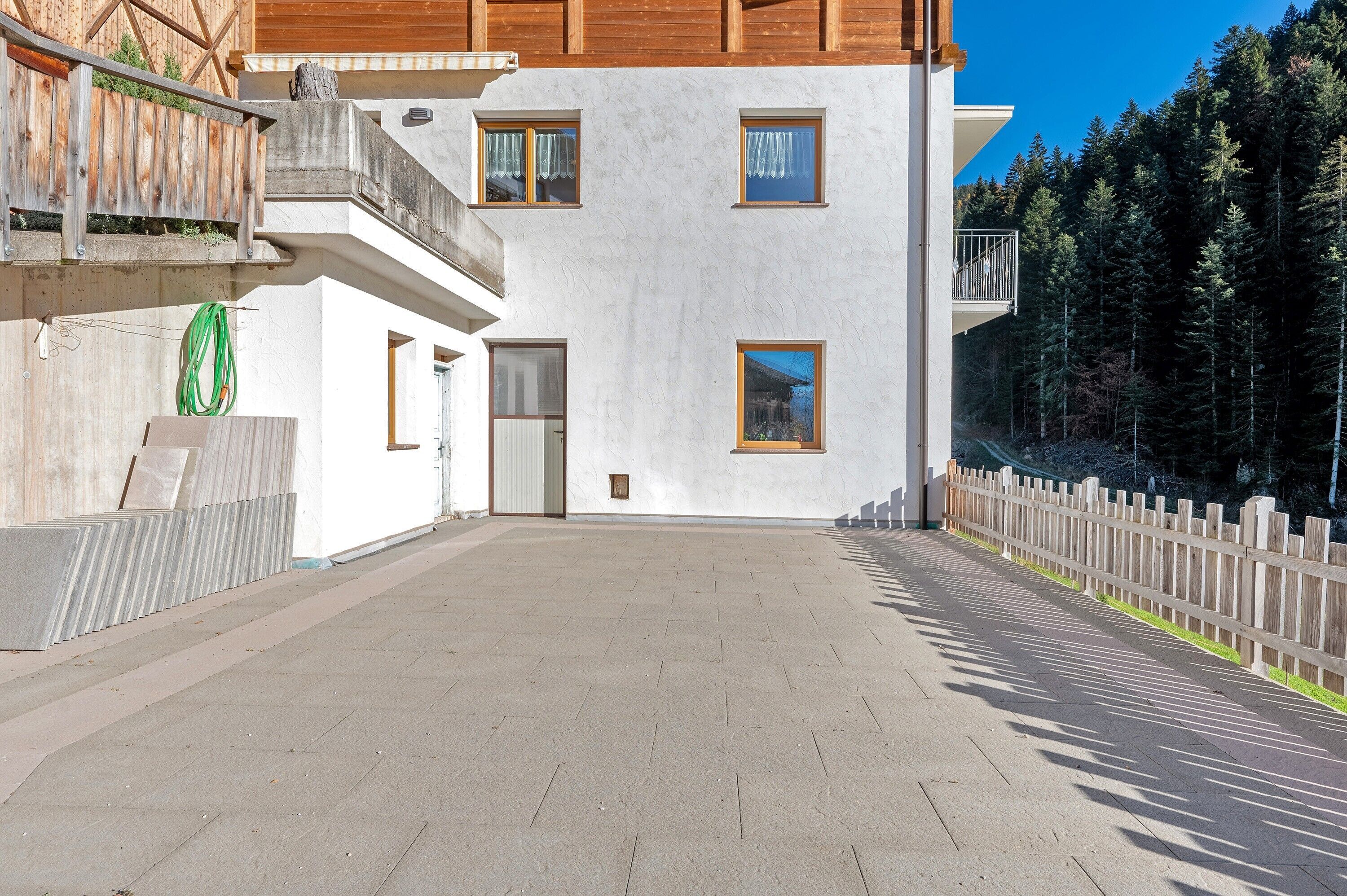 Un bâtiment à la façade blanche, doté de nombreuses fenêtres et de balcons.