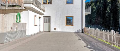 Un bâtiment à la façade blanche, doté de nombreuses fenêtres et de balcons.