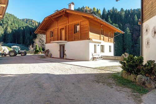 Farmhouse 'Innerjerberhof Sunnseit' with Mountain View, Shared Terrace and Wi-Fi