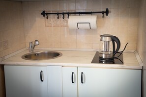 Fridge, stovetop, coffee/tea maker, electric kettle - La Casetta Di Napoli (NAPOLI)