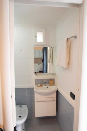 Haartrockner, Handtücher, Seife, Toilettenpapier