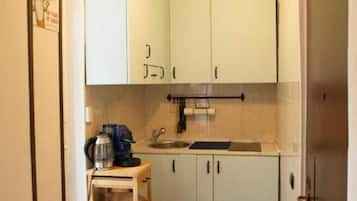 Kühlschrank, Herdplatte, Wasserkocher mit Kaffee-/Teezubehör