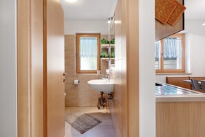 Dusche, kostenlose Toilettenartikel, Haartrockner, Handtücher