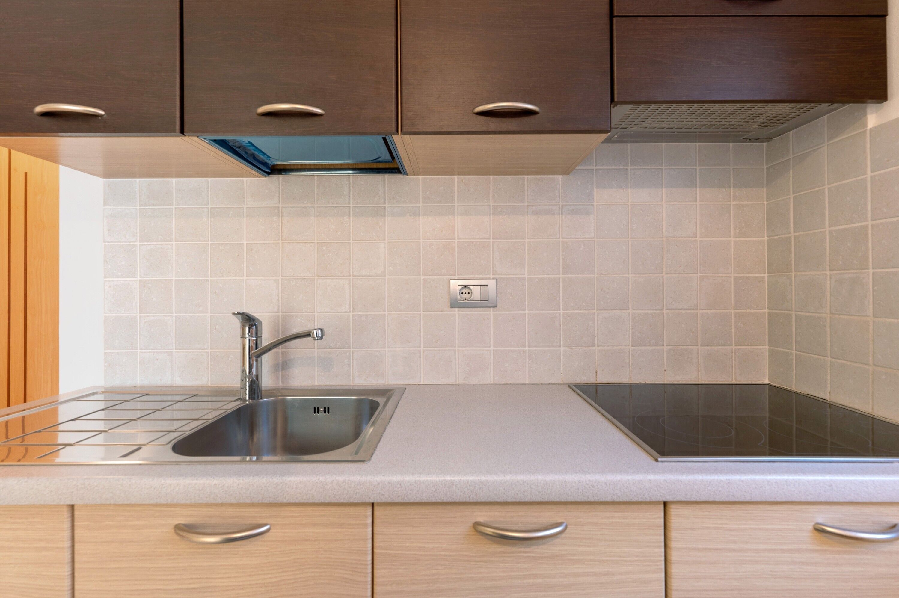 Kühlschrank, Herdplatte, Wasserkocher mit Kaffee-/Teezubehör, Toaster