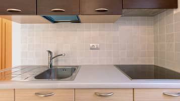 Kühlschrank, Herdplatte, Wasserkocher mit Kaffee-/Teezubehör, Toaster