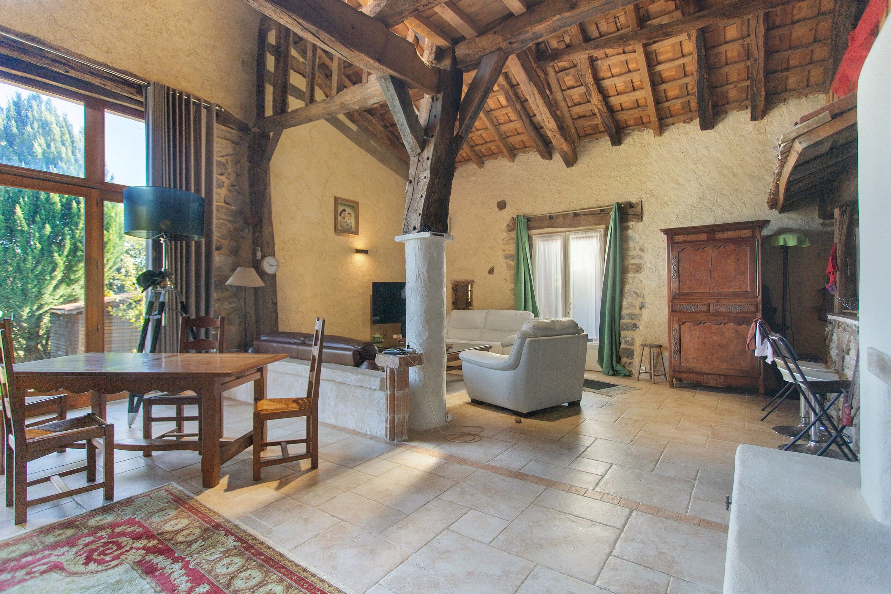 Ein rustikales Interieur mit Essbereich, Sitzgelegenheiten und Kamin.