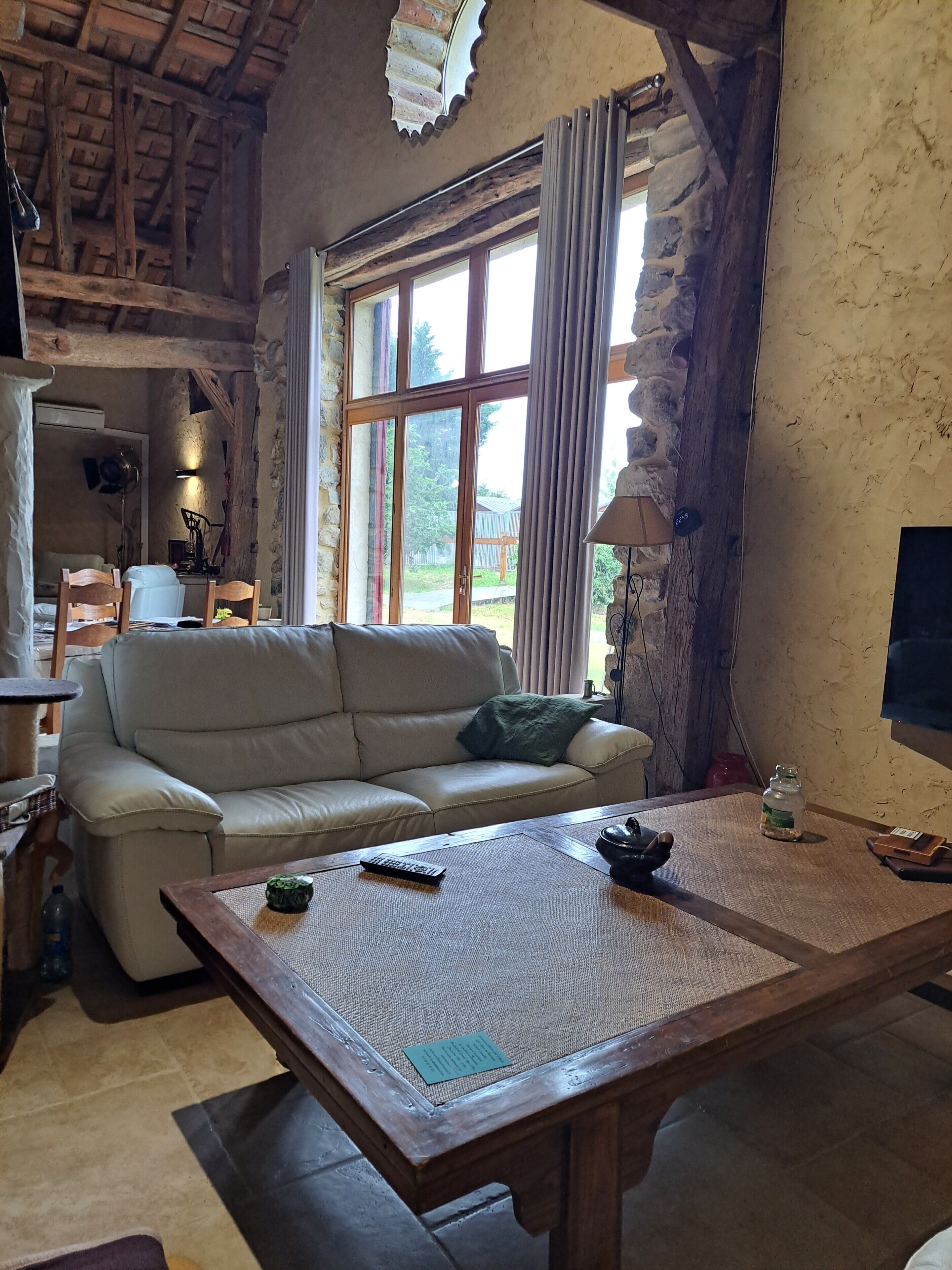 Fernseher, Kamin, Stereoanlage