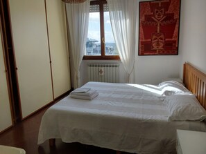 3 bedrooms, iron/ironing board, WiFi, bed sheets - Apartment in residence (Perugia)