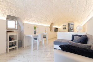 TV - Studio Apartment 'La Porta Sul Mare' with Private Terrace, Wi-Fi and Air Conditioning (Mola di Bari)
