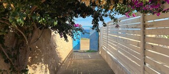 Studio Apartment 'La Porta Sul Mare' with Private Terrace, Wi-Fi and Air Conditioning