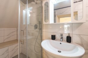 Een douche, een haardroger, handdoeken