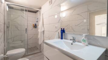 Douche, sèche-cheveux, serviettes fournies