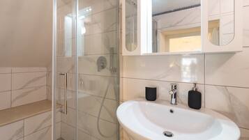 Dusche, Haartrockner, Handtücher