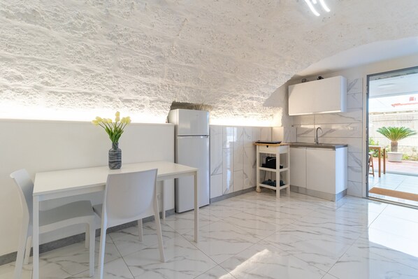Fridge, microwave, stovetop, coffee/tea maker