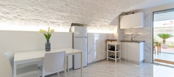 Studio Apartment 'La Porta Sul Mare- Timone' with Shared Terrace, Wi-Fi and Air Conditioning