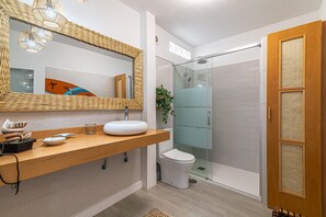 Dusche, Haartrockner, Handtücher