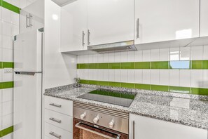 Frigorífico, microondas, horno y placa de cocina