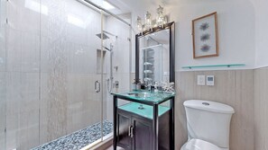 Douche, sèche-cheveux, serviettes fournies, savon