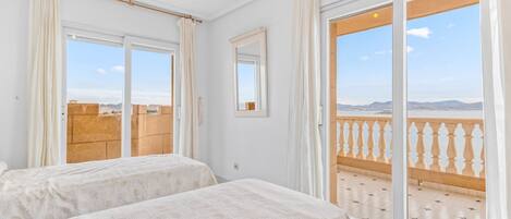 3 makuuhuonetta, silitysrauta/-lauta, ilmainen Wi-Fi, vuodevaatteet