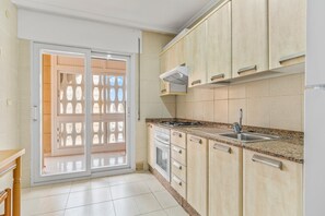 Fridge, microwave, oven, stovetop - Apartment 'Castillo De Mar F2 Torre Norte 5a' with Sea View, Shared Pool and Wi-Fi (La Manga Murcia)