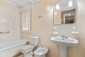 Chuveiro, toalhas de banho