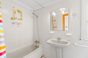 Shower, towels - Apartment 'Castillo De Mar F3 Torre Sur 1b' with Sea View, Shared Pool and Wi-Fi (La Manga del Mar Menor)