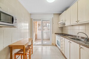 Fridge, microwave, oven, stovetop - Apartment 'Castillo De Mar F3 Torre Sur 1b' with Sea View, Shared Pool and Wi-Fi (La Manga del Mar Menor)