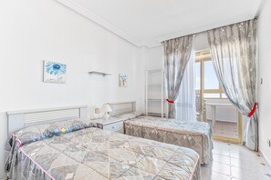 3 عدّة غرف نوم ومكو�اة/لوح كي وواي فاي مجانًا وملاءات أسرّة